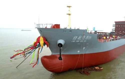 芜湖船厂打造“智慧油轮” 8000吨级成品油船顺利上水，船舶自动化引领未来